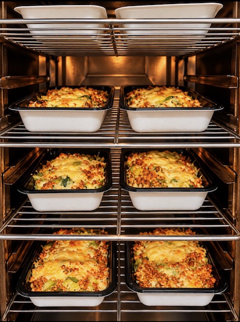 Vers bereide ovenschotels in de oven bij Slagerij van ’t Oever